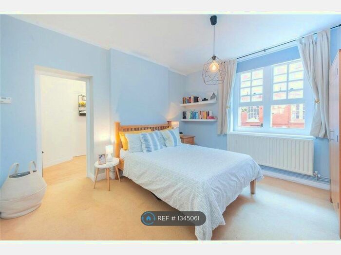 Studio To Rent In Norfolk House, London, SW1P