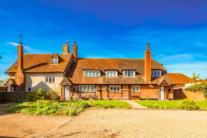 2 Bedroom Flat For Sale In Compton Manor, Compton, RG20