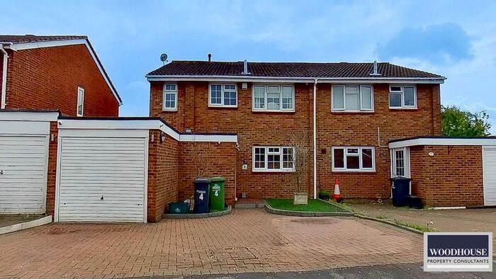 4 Bedroom Semi-Detached House To Rent In St Annes Close, Cheshunt, Waltham Cross, EN7