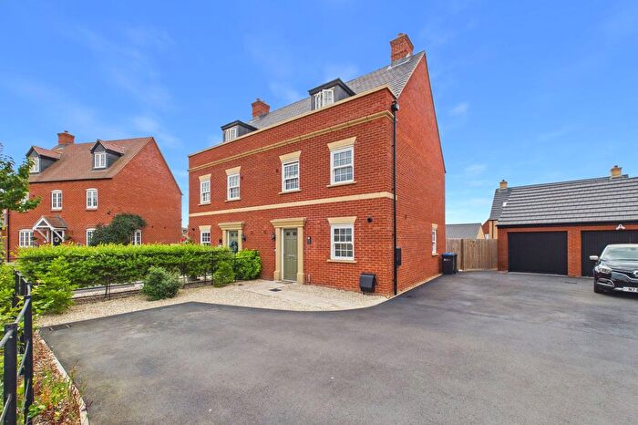 4 Bedroom Semi-Detached House To Rent In Pontefract Avenue, Towcester, NN12