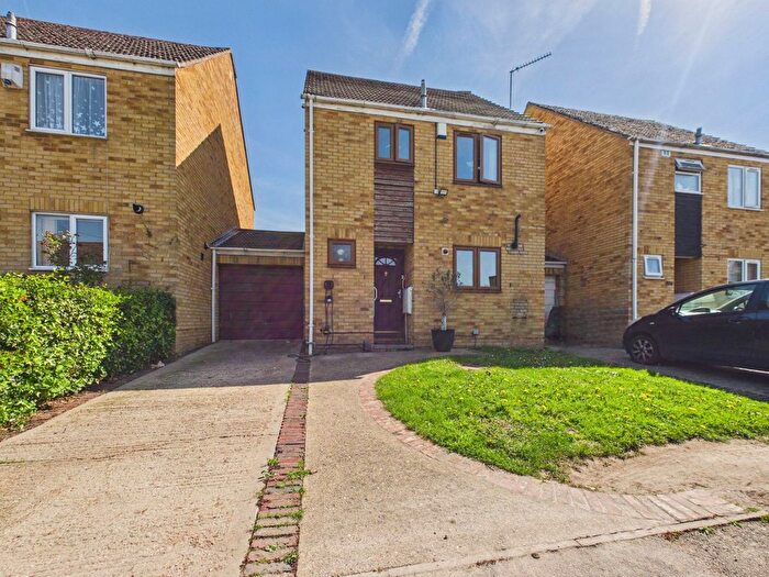 3 Bedroom Link Detached House For Sale In Rochfords Gardens, Slough, Berkshire, SL2