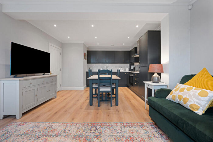 2 Bedroom Flat For Sale In Courtview House, East Molesey, KT8