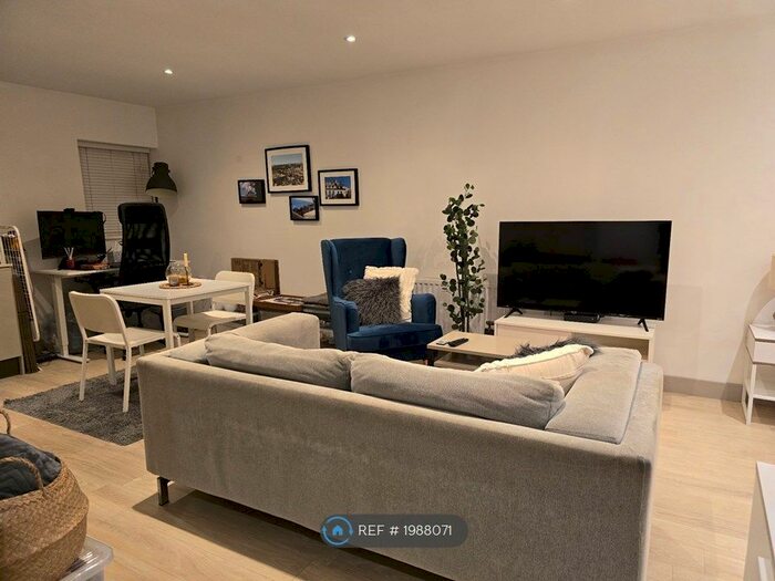 Studio To Rent In London Court, Reading, RG1