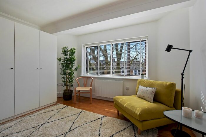 Studio To Rent In St. Helens Gardens, London, W10
