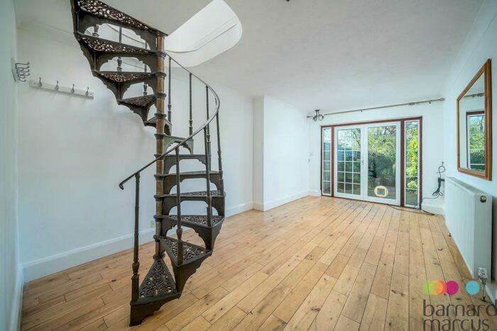 2 Bedroom House To Rent In Calvert Road, Barnet, EN5