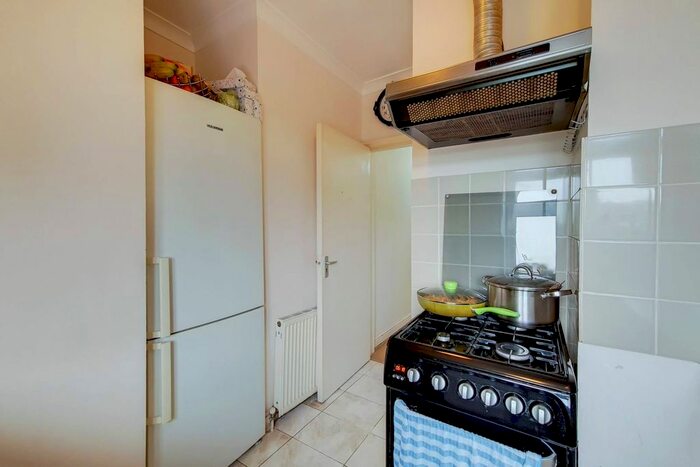 3 Bedroom Flat To Rent In Western Avenue, Ealing, London, W3