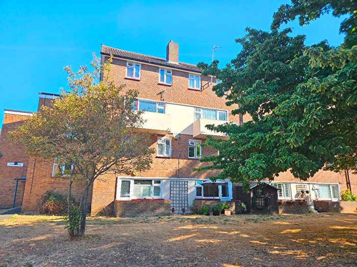 3 Bedroom Flat For Sale In Haggard Road, Twickenham, TW1