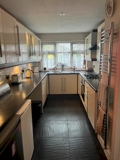 2 Bedroom Bungalow For Sale In Mashiters Hill, Romford, RM1