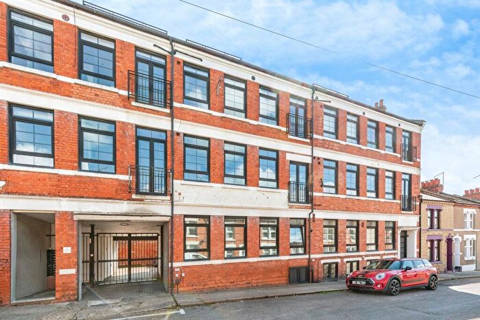 2 Bedroom Flat For Sale In Artizan Road, Northampton, NN1