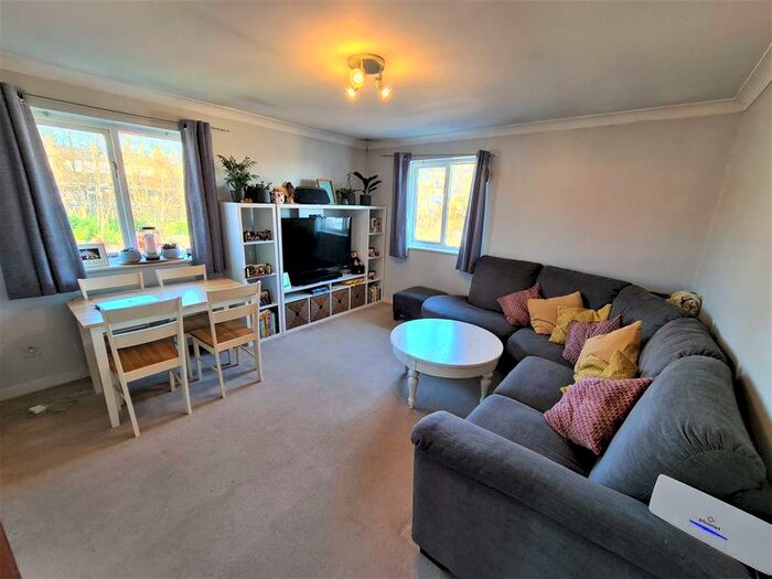 2 Bedroom Flat To Rent In East Station Road, Aldershot, GU12