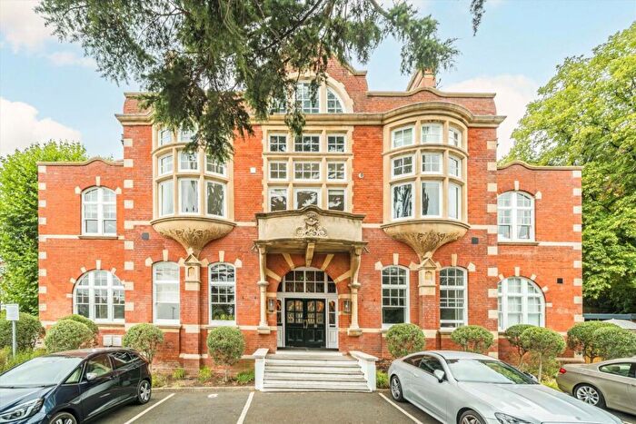 2 Bedroom Flat For Sale In Coombe Road, Kingston Upon Thames, KT2