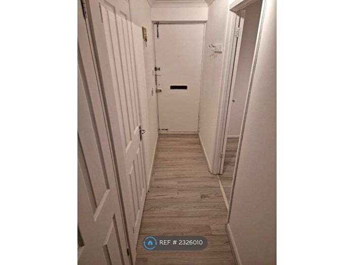 1 Bedroom Flat To Rent In Windsor Drive, High Wycombe, HP13