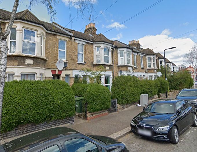 3 Bedroom Flat To Rent In Scotts Road, Leyton, London, E10