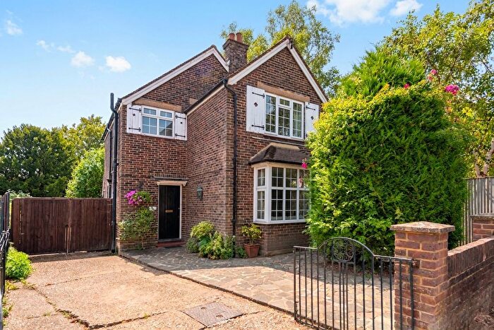 3 Bedroom Detached House For Sale In Evesham Road North, Reigate, RH2