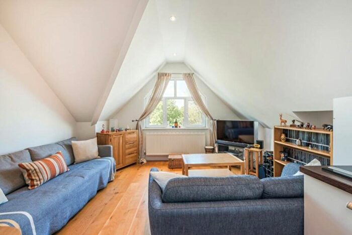 1 Bedroom Flat To Rent In Bolingbroke Grove, SW11