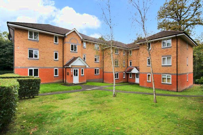 2 Bedroom Flat To Rent In Masefield Gardens, Crowthorne RG45