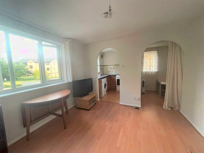 Studio To Rent In Woodfield Close, Enfield, EN1