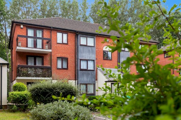 2 Bedroom Flat To Rent In Wavel Place, London, SE26