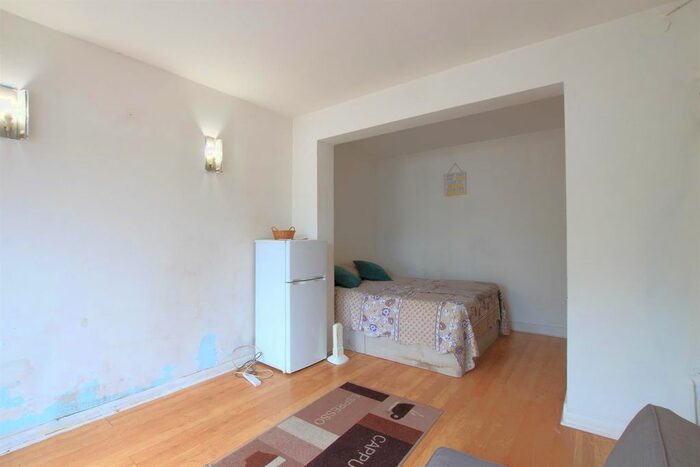 Studio To Rent In Sutton Square, Heston, TW5