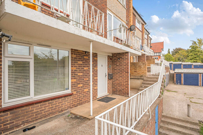 2 Bedroom Maisonette For Sale In Amersham Hill, High Wycombe, Buckinghamshire, HP13
