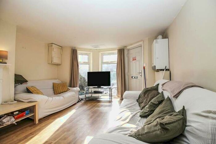 3 Bedroom Ground Flat To Rent In Bills Included, Claremont Drive, Headingley, LS6