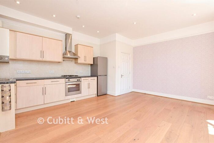 1 Bedroom Flat For Sale In Doods Road, Reigate, Surrey, RH2