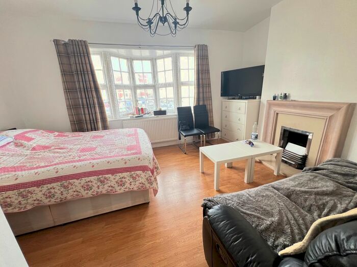 3 Bedroom Maisonette To Rent In Green Lanes, London, N21