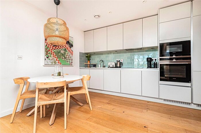 2 Bedroom Flat For Sale In Mapleton Crescent, Wandsworth, London, SW18