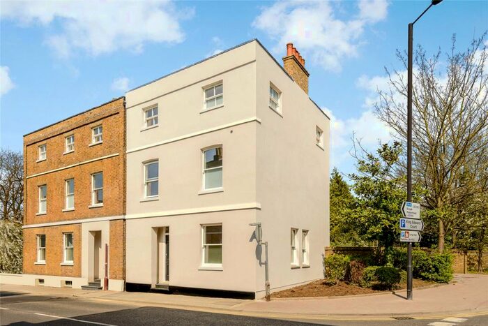 4 Bedroom Semi-Detached House To Rent In Windsor, Berkshire, SL4