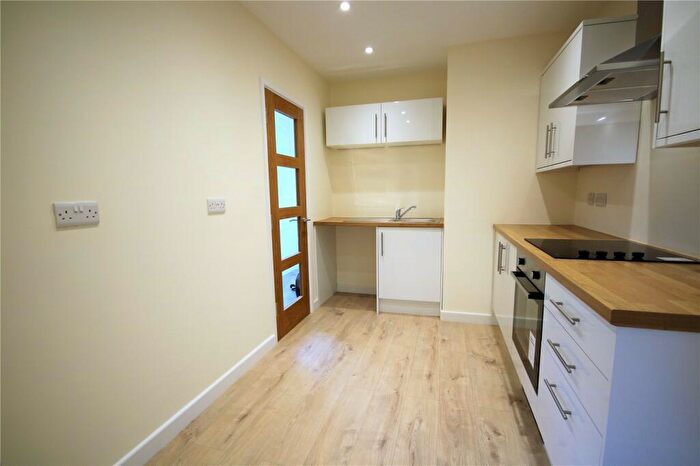 2 Bedroom Flat To Rent In Lenten Street, Alton, Hampshire, GU34