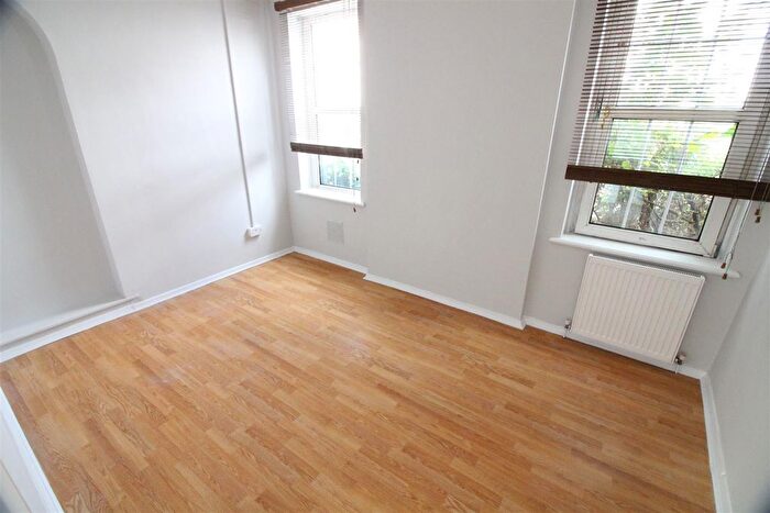 3 Bedroom Flat To Rent In Clifton Road, Isleworth, TW7