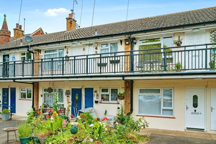 2 Bedroom Apartment For Sale In St Marys Close, Tebworth, Leighton Buzzard, LU7