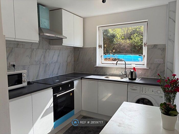 3 Bedroom Flat To Rent In East Parkside, Edinburgh, EH16