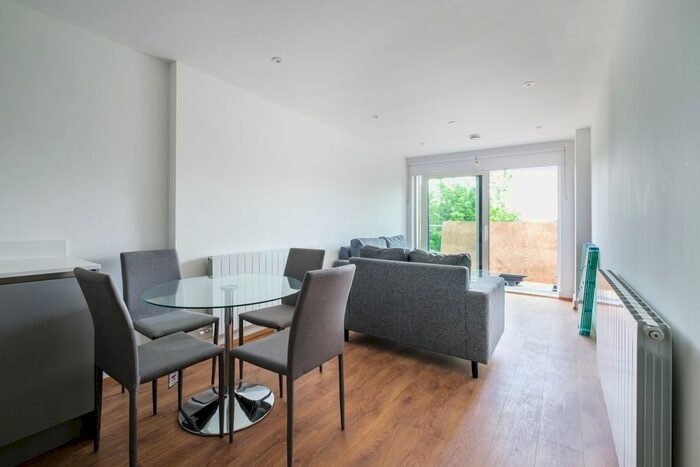 2 Bedroom Flat To Rent In Well Farm Road, Whyteleafe, CR3