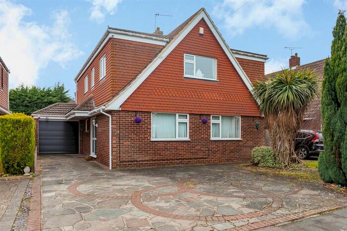 5 Bedroom Detached House To Rent In Dickens Close, Hartley, Longfield, DA3