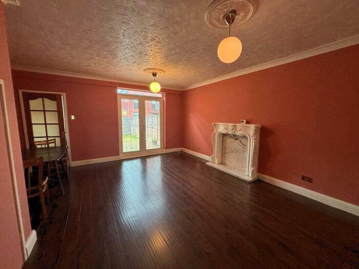 3 Bedroom Terraced House To Rent In Weybridge Road :: New Islington, M4