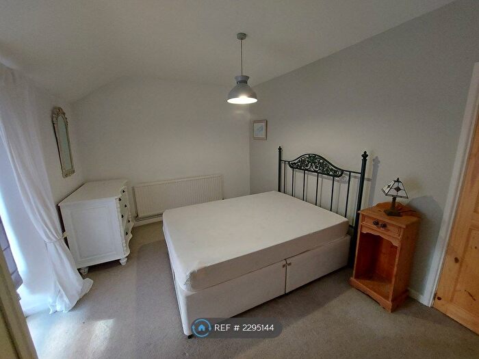2 Bedroom End Of Terrace House To Rent In William St, Swansea, SA3