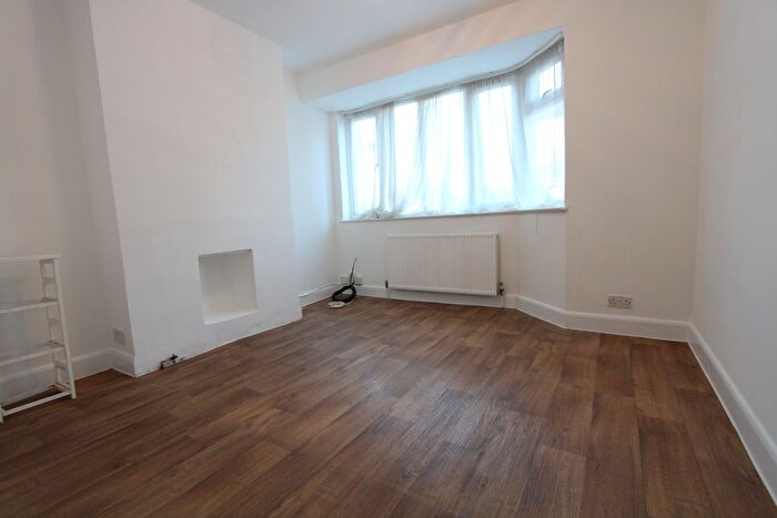 2 Bedroom Flat To Rent In Deer Park Gardens, Mitcham, CR4