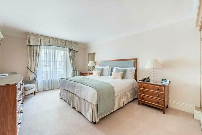 2 Bedroom Flat To Rent In Hyde Park Gate, Kensington, SW7