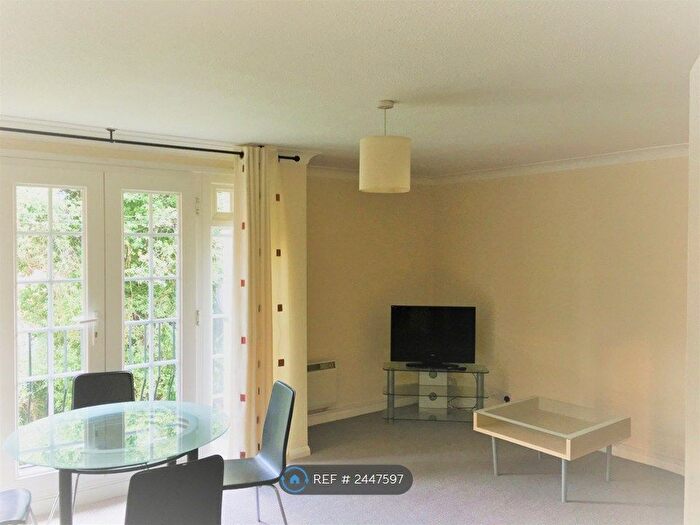 3 Bedroom Flat To Rent In Swallow Close, Staines-Upon-Thames, TW18