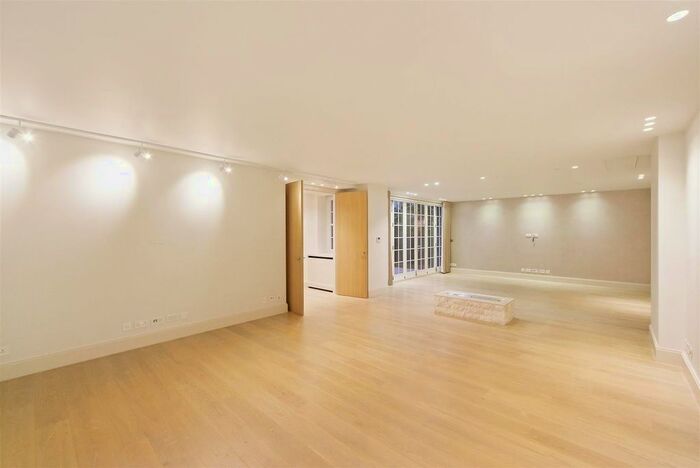 3 Bedroom Flat To Rent In Palace Gate, Kensington, W8