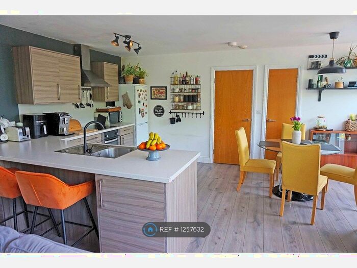 2 Bedroom Flat To Rent In Leo House, Coulsdon, CR5