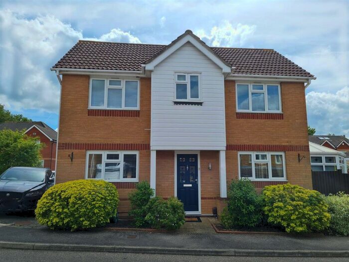 3 Bedroom Link Detached House For Sale In Corner Meadow, Harlow, CM18