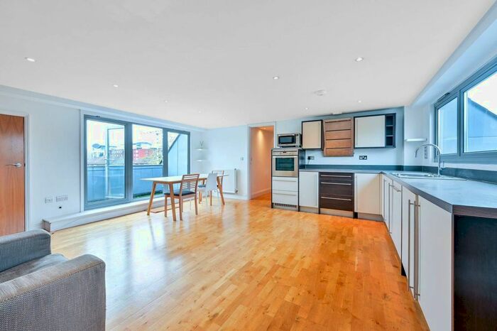 2 Bedroom Flat To Rent In Walnut Tree Close, Guildford, GU1