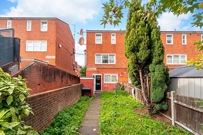 3 Bedroom Flat For Sale In Approach Close, Stoke Newington, London, N16