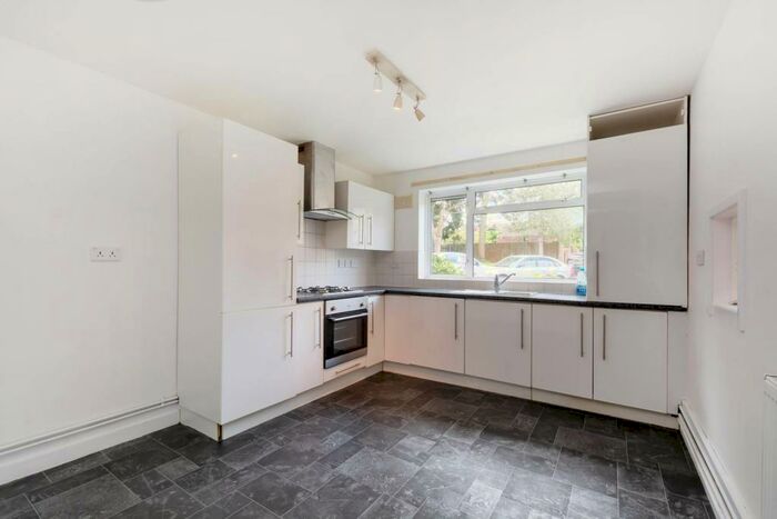 2 Bedroom Flat To Rent In Radcliffe Road, Croydon, CR0