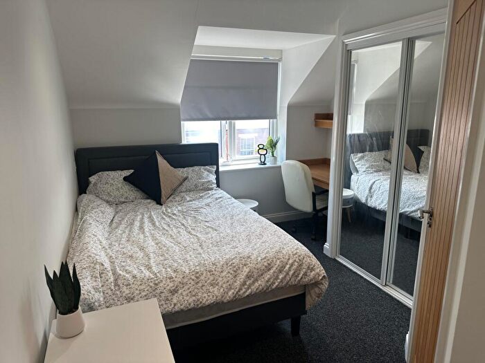 2 Bedroom Flat To Rent In Lord Tennyson // Bed & Bath // Ensuites // July, LN1