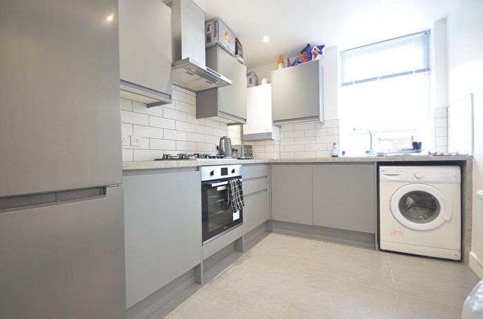 3 Bedroom Flat To Rent In Grundy Street, London, E14