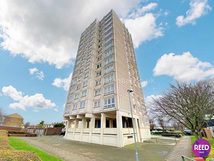 1 Bedroom Flat To Rent In Brecon Flats, Westcliff On Sea, SS0