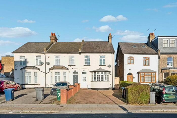 3 Bedroom Semi-Detached House To Rent In Friern Park, Finchley, N12